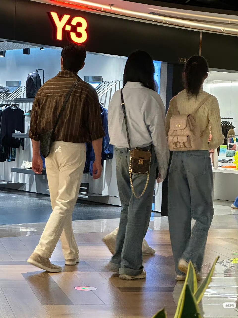 偶遇陆毅鲍蕾一家四口逛街有网友偶遇陆毅鲍蕾一家四口逛街，一家人的长腿基因真的有点