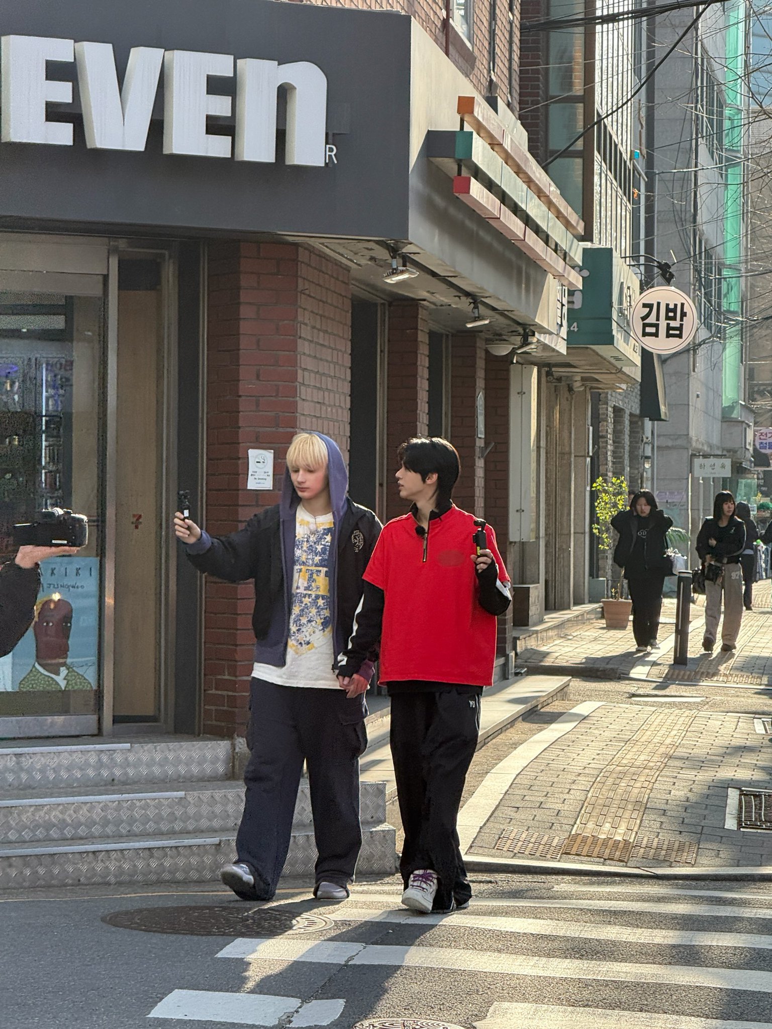 【twi】网友偶遇休宁凯和金道勋在拍摄 