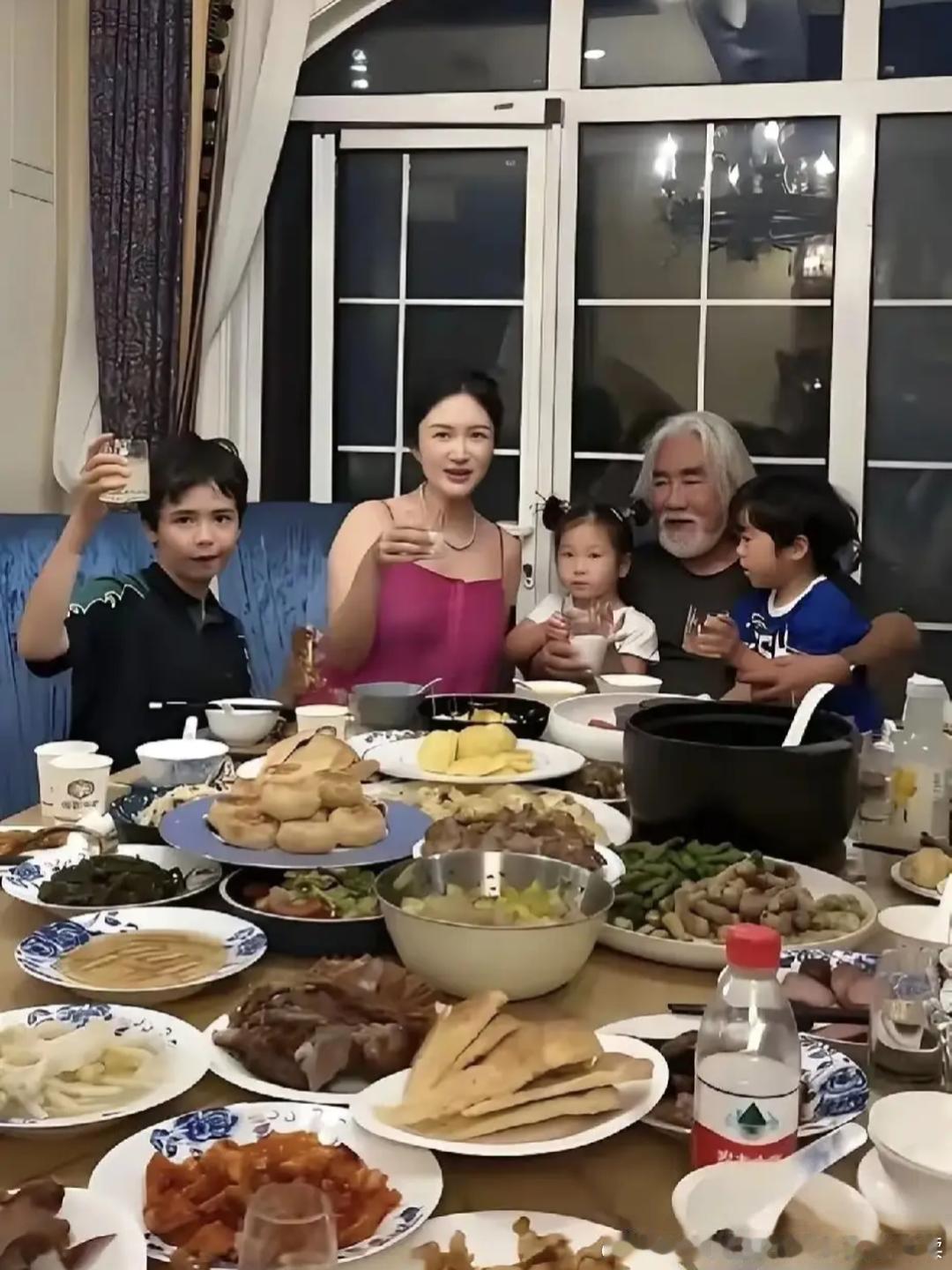 张纪中一家家宴场面奢华，满满二十多道菜肴摆满餐桌，卤味面食荤素齐全。杜星霖与孩子