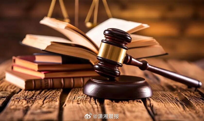 【#女子上班先送娃被撞人社局称非工伤#】#女子上班先送娃被撞非工伤法院判了#据上