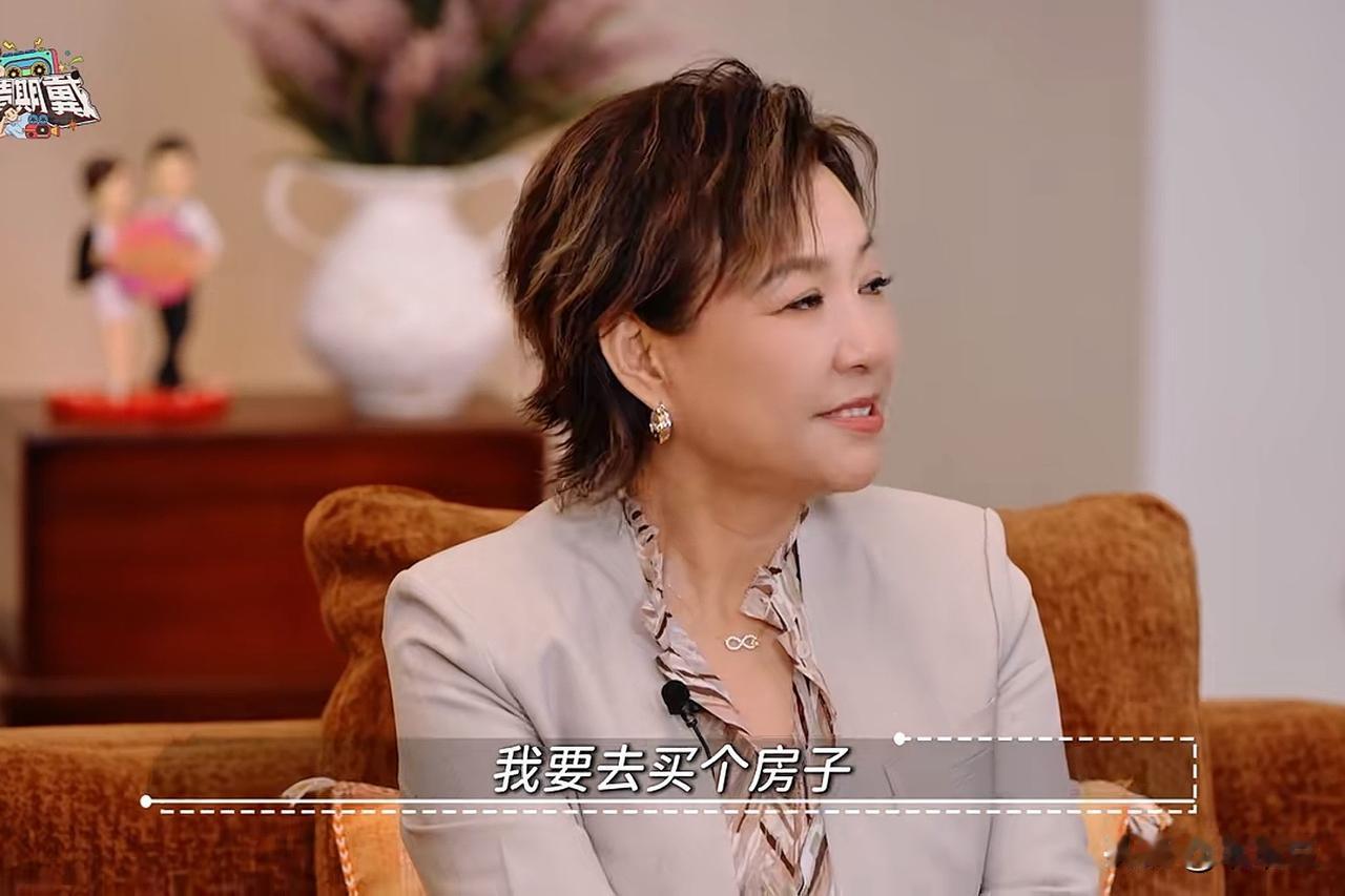 当年闫妮正在拍农村题材的戏，休息间隙临时起意，打算买套房，不想继续住剧组宿舍。她