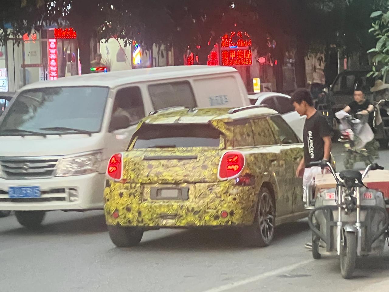 本以为才在慕尼黑发布的MINI Countryman，就让我看到伪装车了，但比对