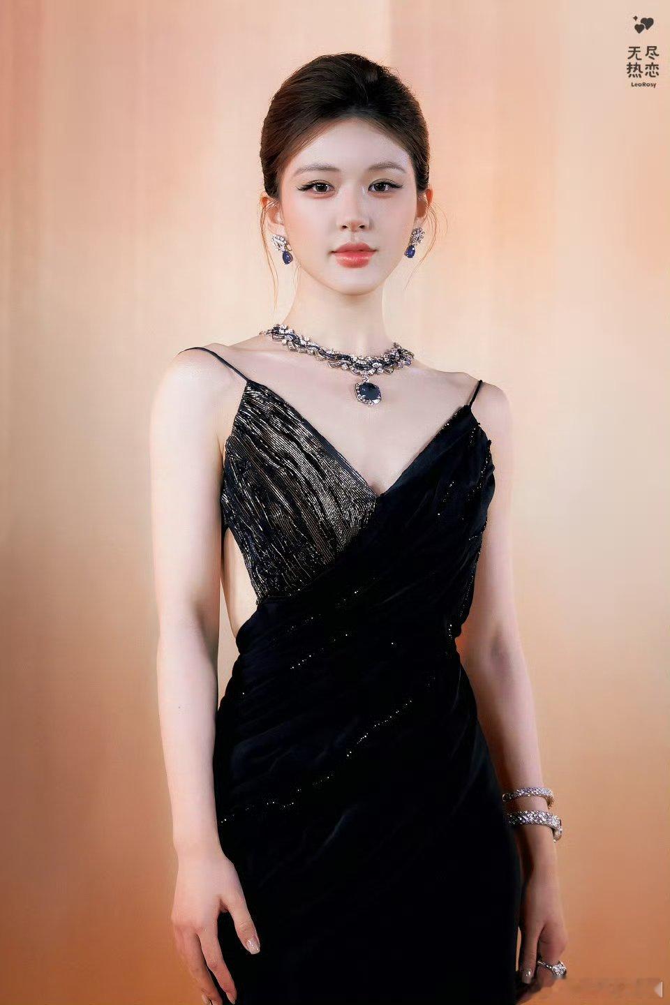 赵露思的嘴[泪][泪][泪]一定要是这样网红的嘟嘟唇嘛？！好看嘛？！ ​​​