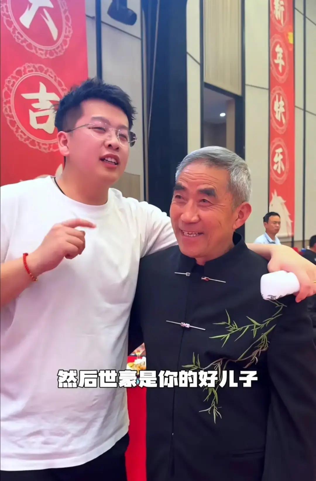 谁能想到，一场年会的“土味”表白，竟然直接把两个同事送进了婚姻殿堂？
世豪在麦小