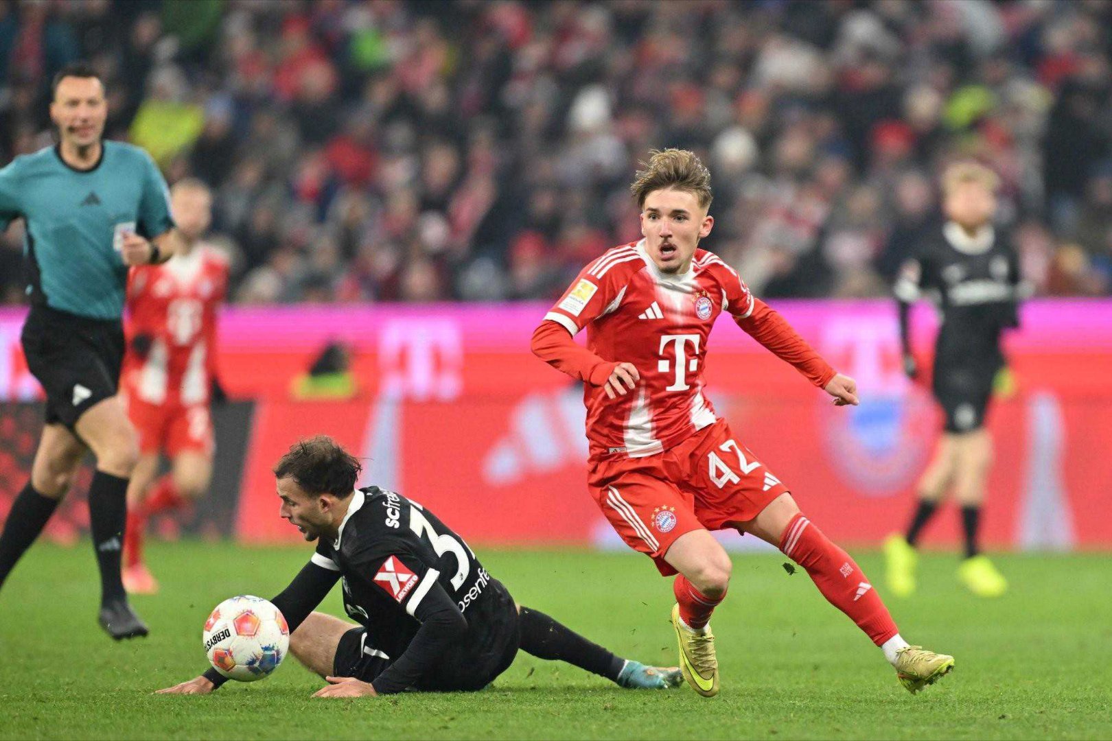 拜仁德甲赛场对阵弗赖堡连续19场不败，上次输球是在2015年北京时间4月4日晚，