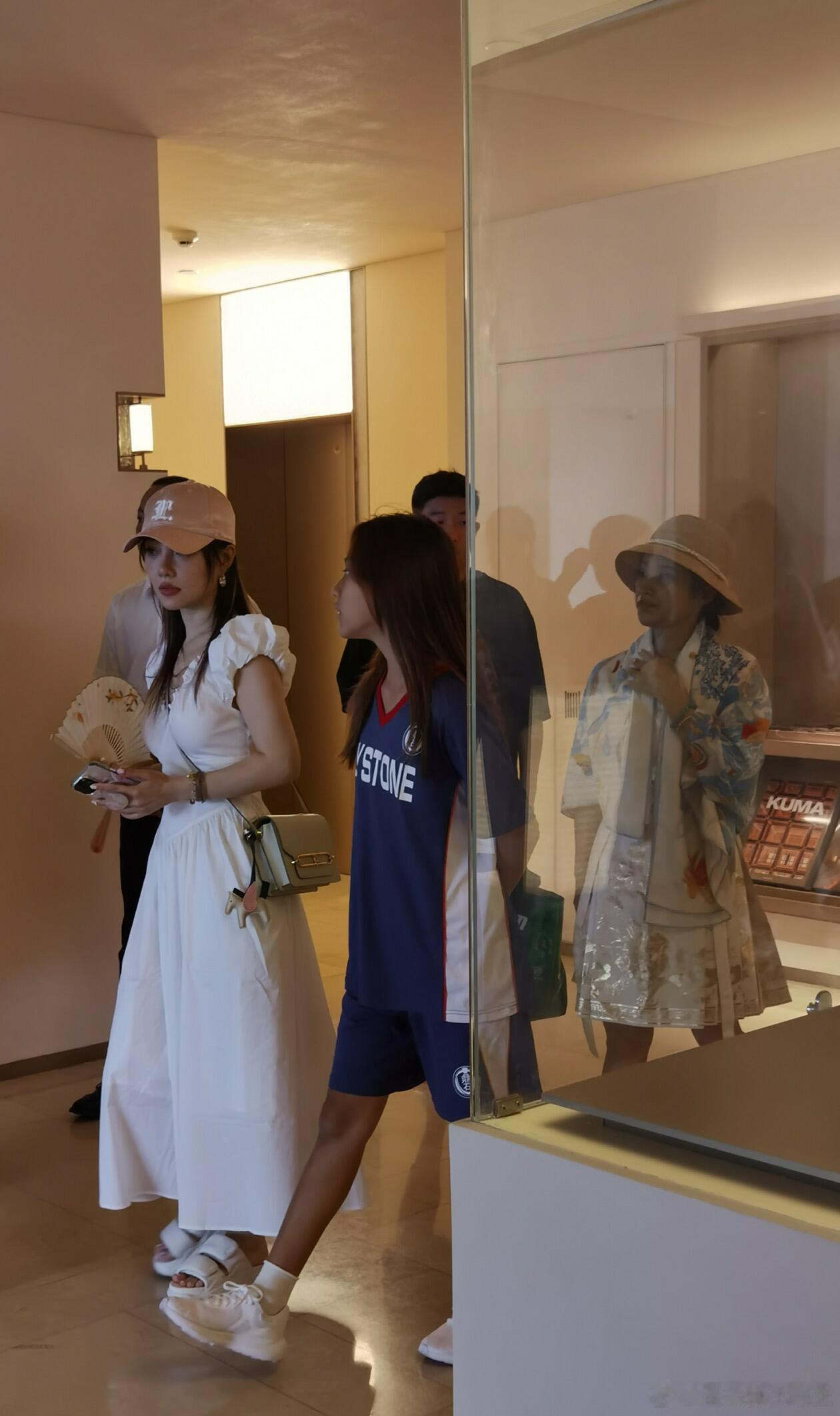 李小璐带甜馨秦皇岛度假，甜馨又晒黑了好多，与妈妈肤色形成鲜明对比 ​​​