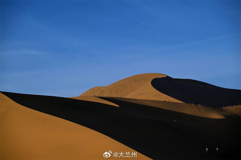 敦煌大漠风光太治愈【风拂敦煌绘自然奇卷 简牍留痕叙丝路千秋】夏日敦煌，风暖沙柔。