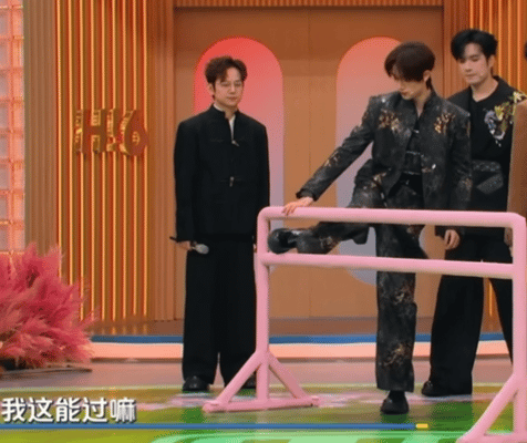 丁程鑫你看看何老师的表情 何老师：我就静静看着你表演。综艺效果拉满！ 