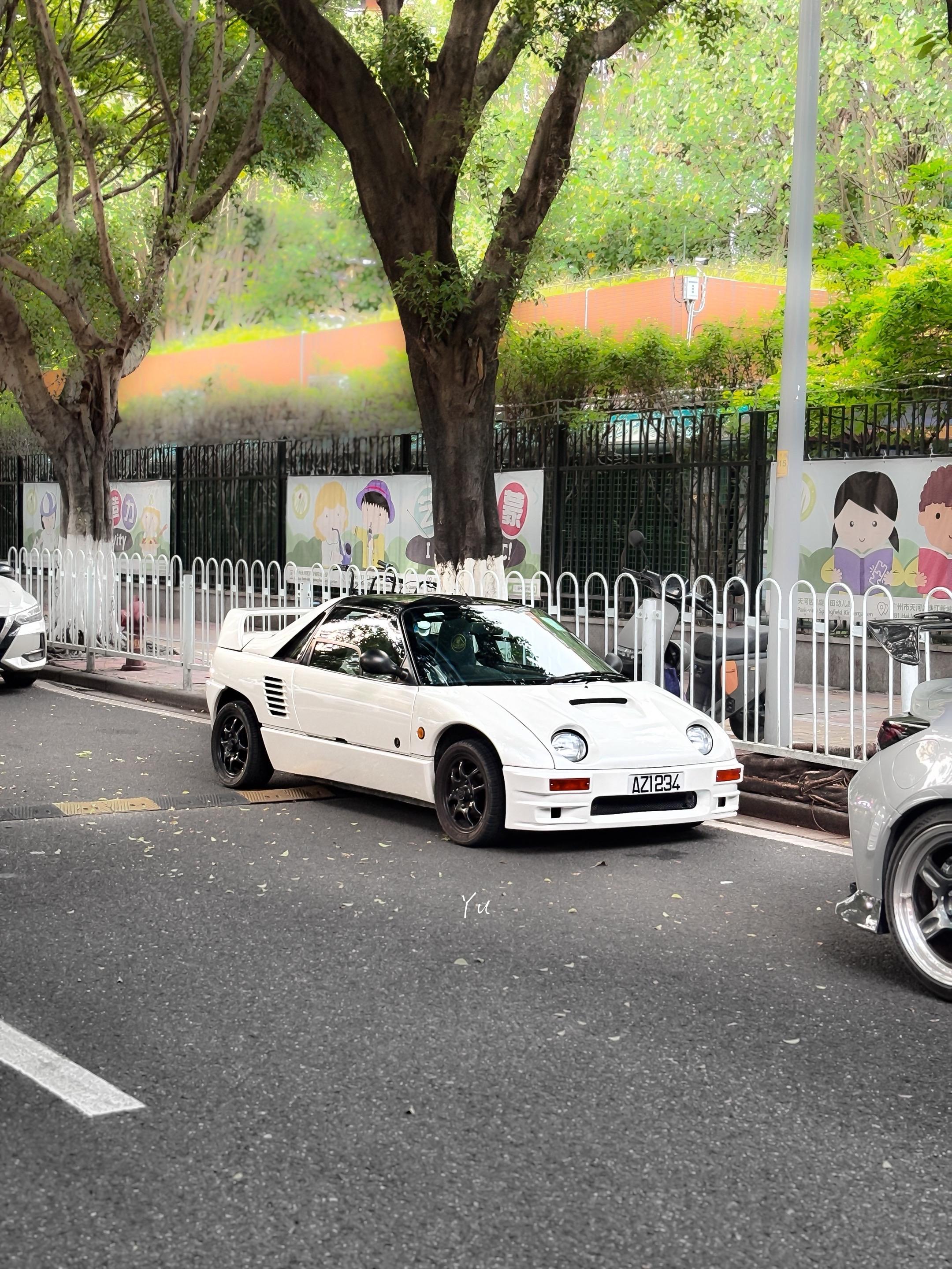 非常有趣且稀有的小跑车，两台港车北上同框还挺好看的