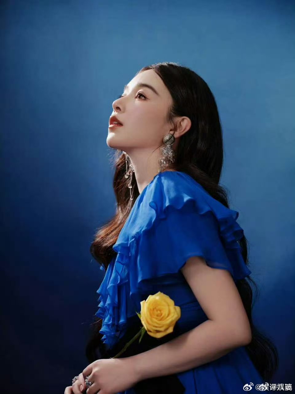 阚清子每天带腰尺时刻监督自己🎈谁被阚清子的自律狠狠惊到!随身揣着腰尺时刻监督腰