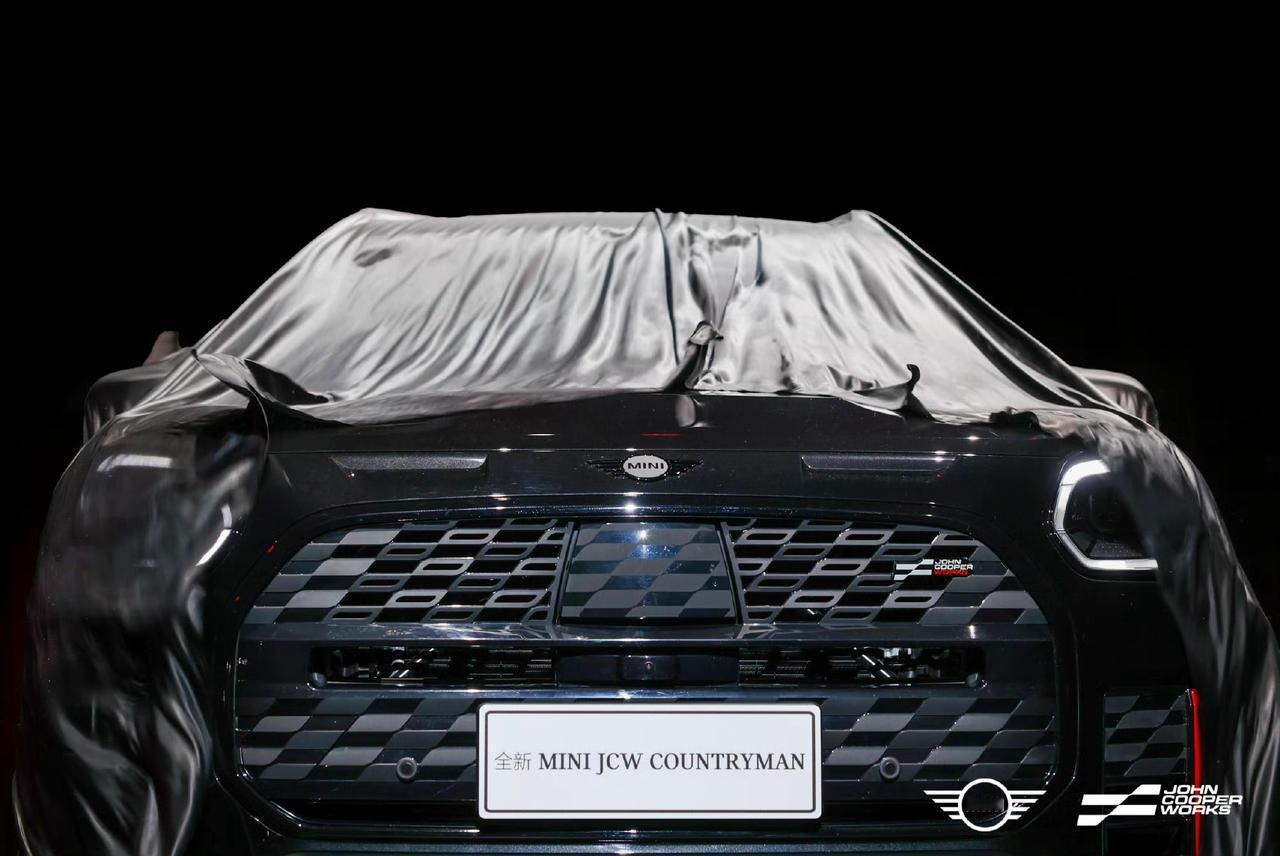 全新MINI JCW COUNTRYMAN售价39.98万，外观方面采用更多熏黑