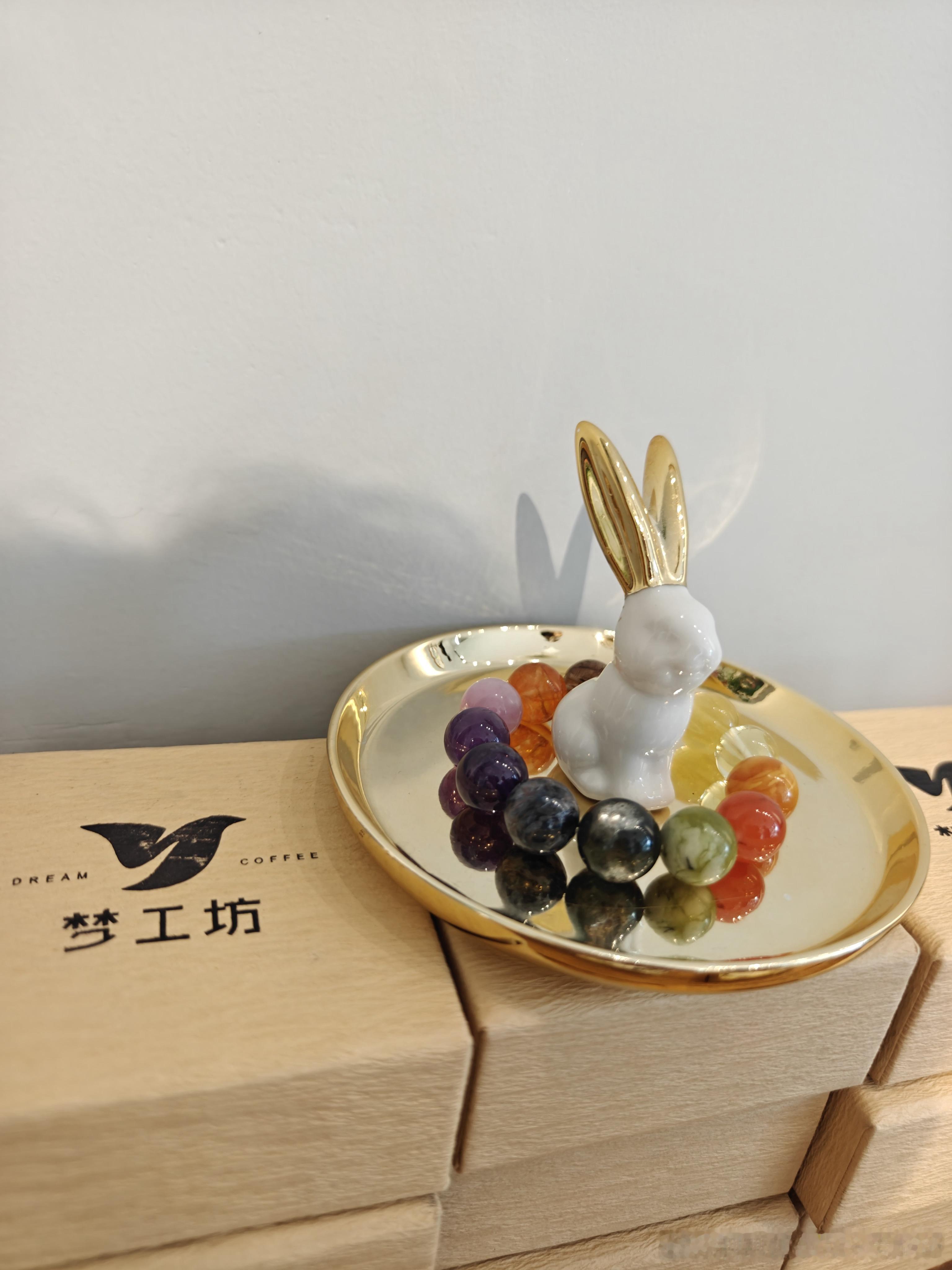 今天在齐河路偶然走进，被一对叫朵朵和程程（老沈）的心青年咖啡师狠狠治愈了。很多人