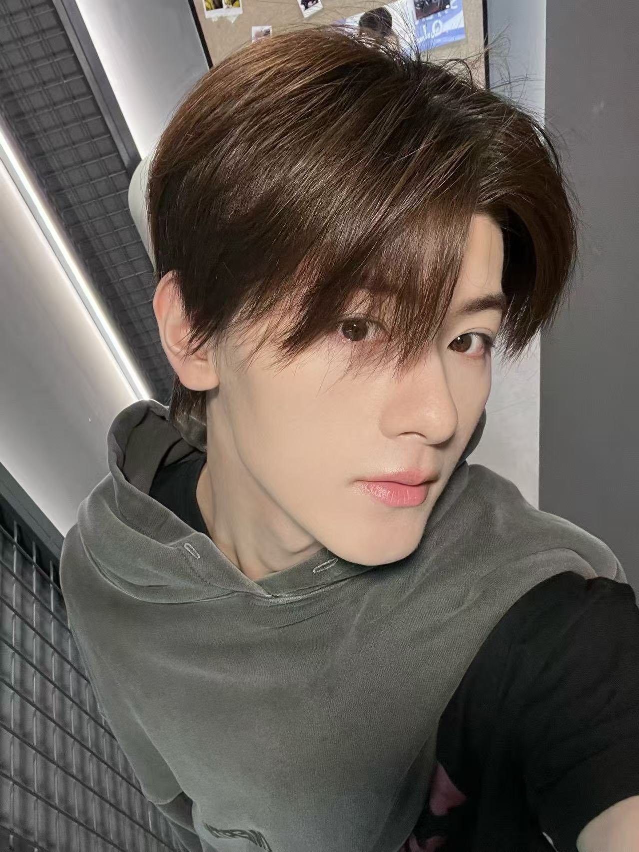 第一次被全华男团的先行曲秒了AM8IC这首《Buzzin'》是那种“点开随便听听