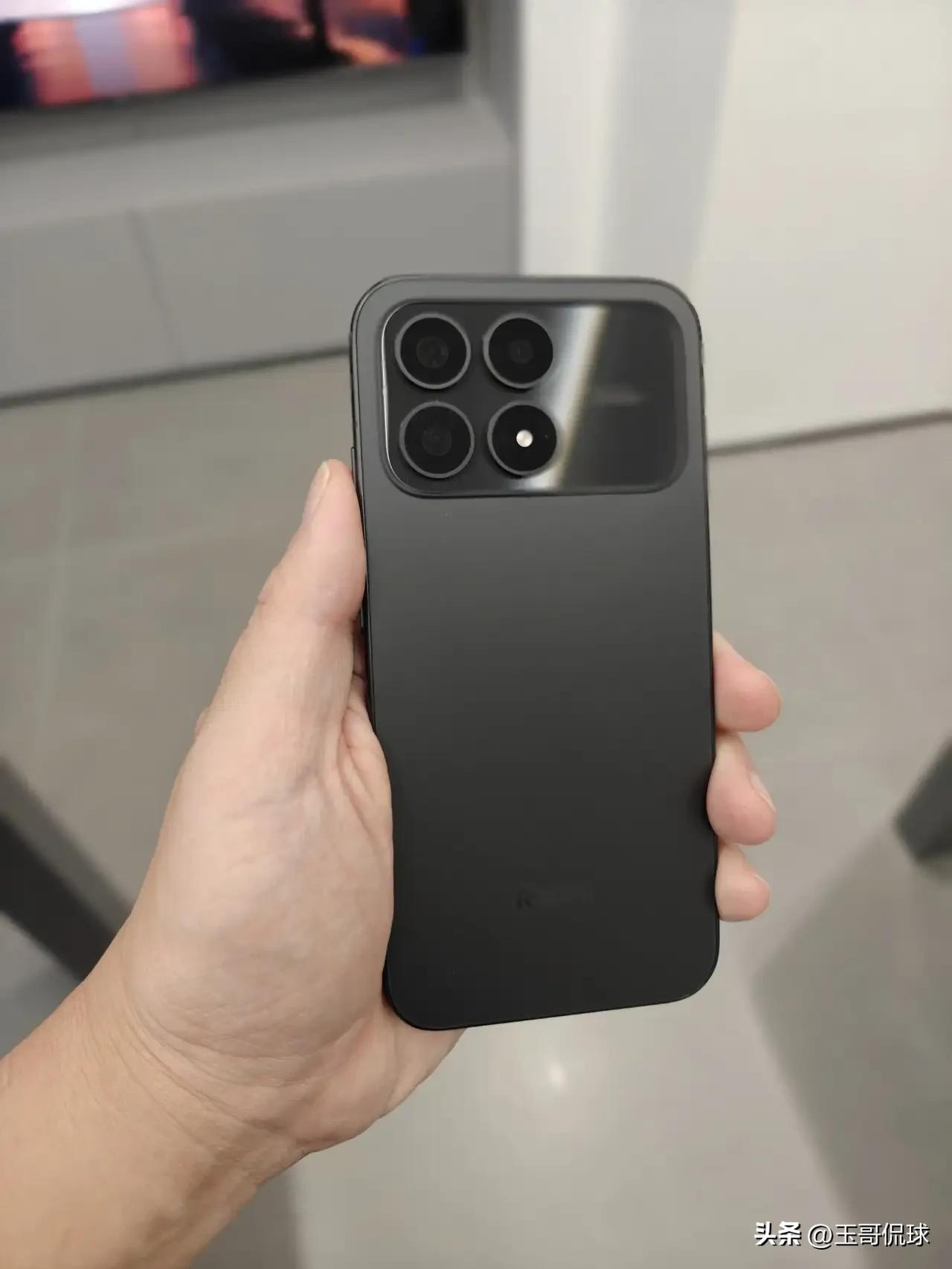 红米K90手机是2025年10月底发布的，我是时隔2个月后。双12的时候买的标准