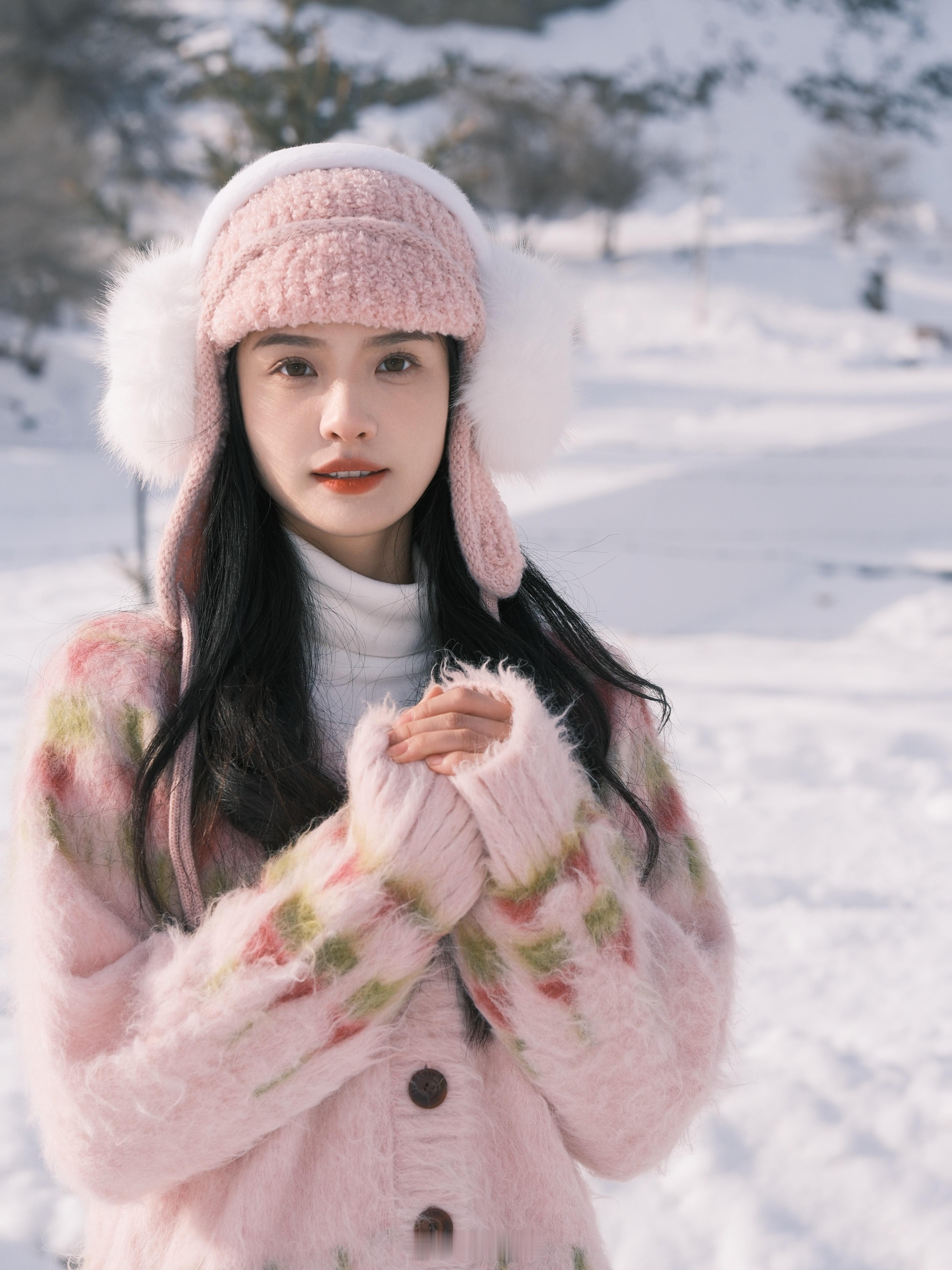 是去年年末在阿勒泰的回忆❄️这个季节必来将军山滑雪啊⛷山顶能俯瞰整个阿勒泰市区 