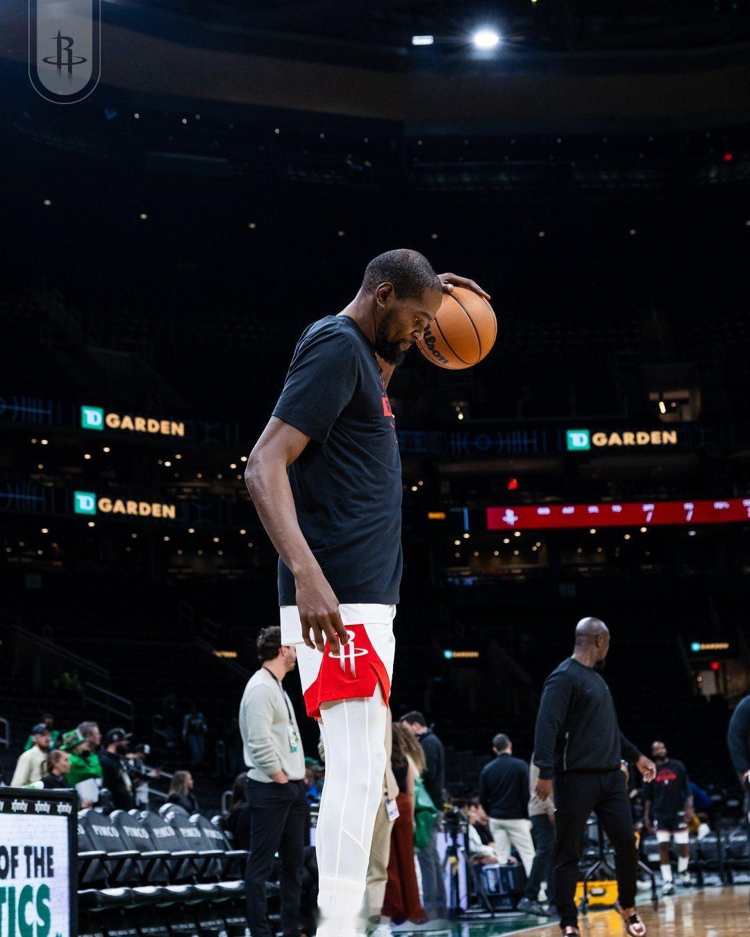 杜兰特生涯67次砍下25+且真实命中率80+%，追平哈登，并列历史第二多，仅次于