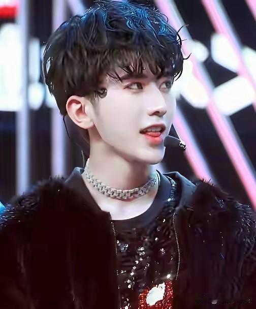 面若桃花，雌雄难辨，演艺圈现在有些男演员比女的还像女的。
他们比女的皮肤好，会保