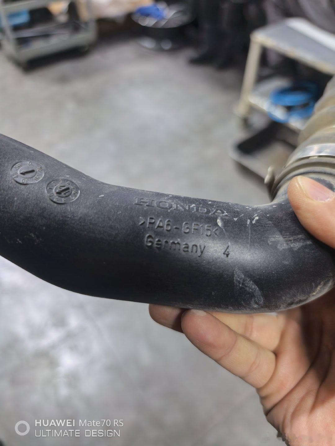 十代思域里边的涡轮增压进气管。居然还是德国产？！我的妈呀。一个日本品牌的国产车，