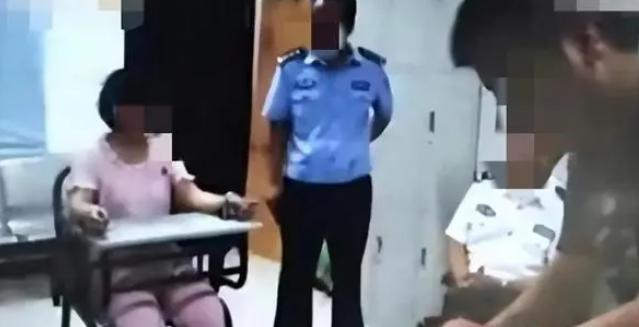 2017年，河北沧州，女子与情夫在家正发生关系，被15岁的儿子当场撞破。因担心事