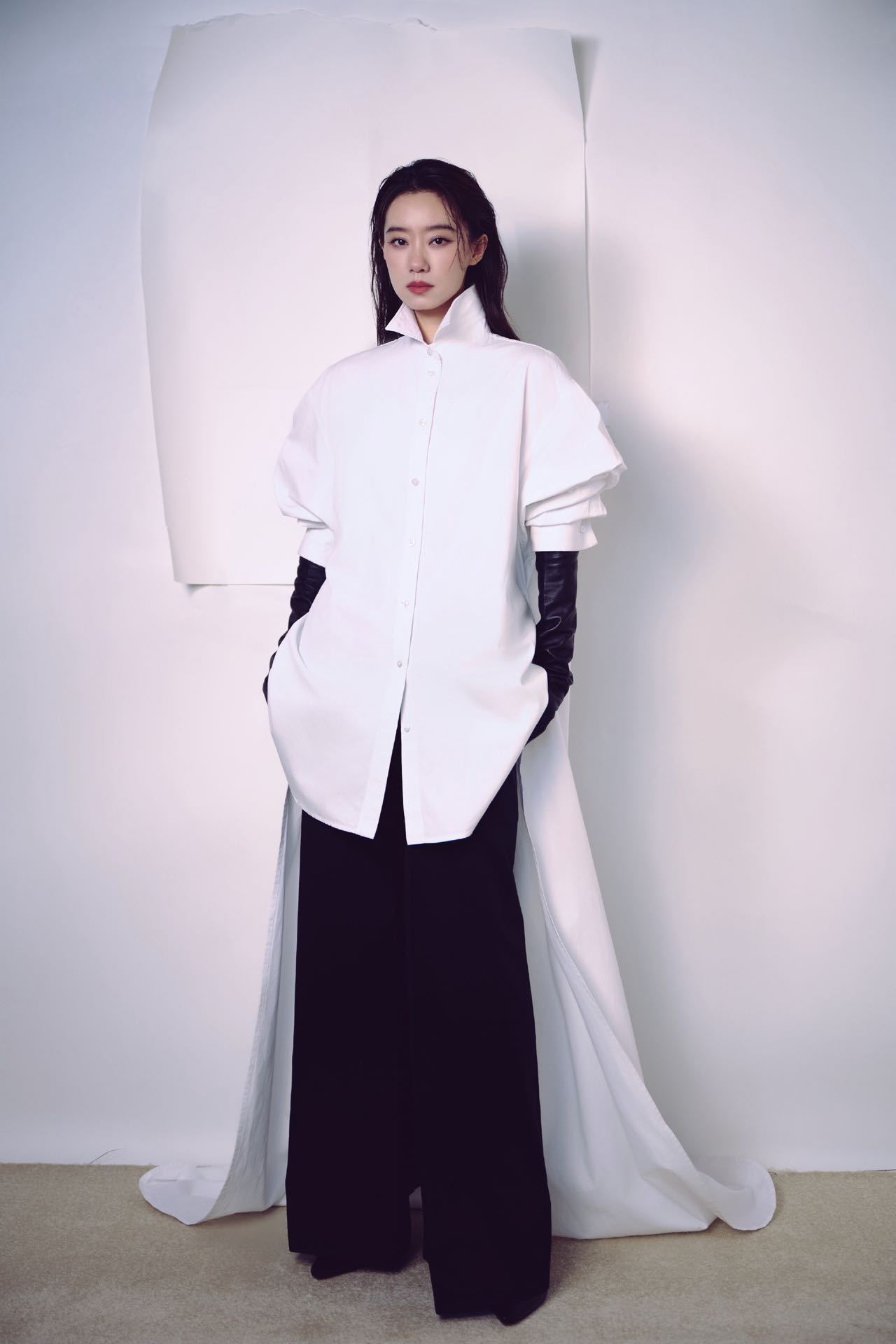 张小斐看镜头压迫感张小斐北影节这组图压迫感真的很强，尤其是看镜头的几张，冲击力一