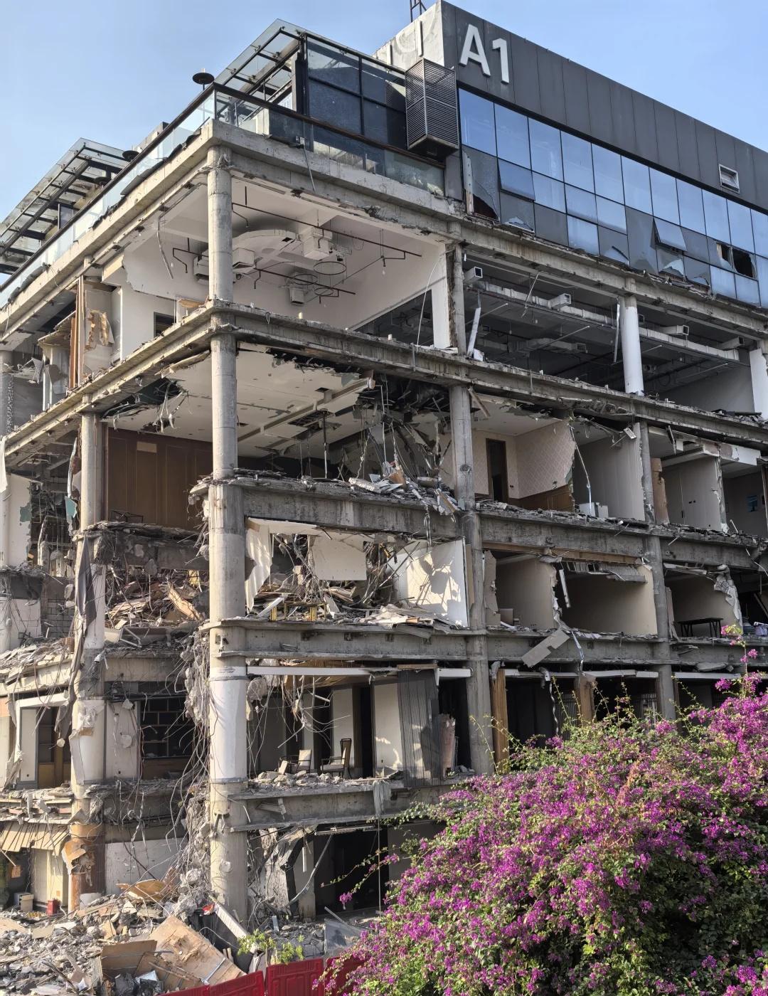 香蜜湖拆迁现场：一面是记忆，一面是未来
香蜜湖，要拆了。
周末清晨，重回1979