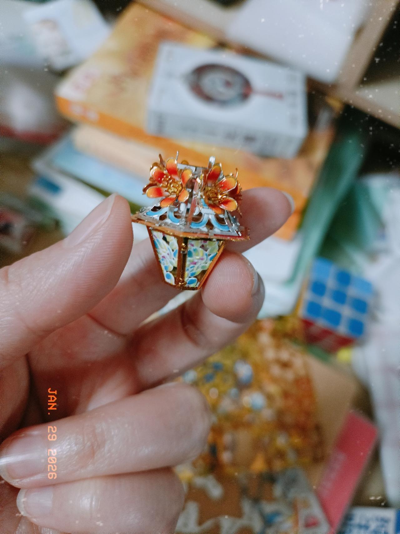 买这个手工的时候，我在肉疼。两个巴掌大的盒子装的是这种铁片，花了 60-70 块