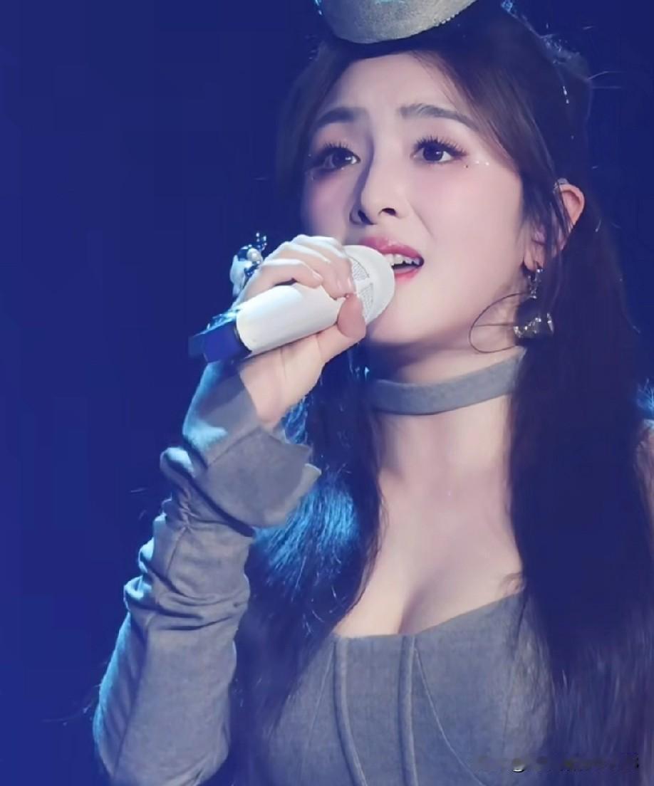 张含韵近期状态着实令人惊艳！
说她宛如“天山童姥”，一点也不为过。
这么多年过去