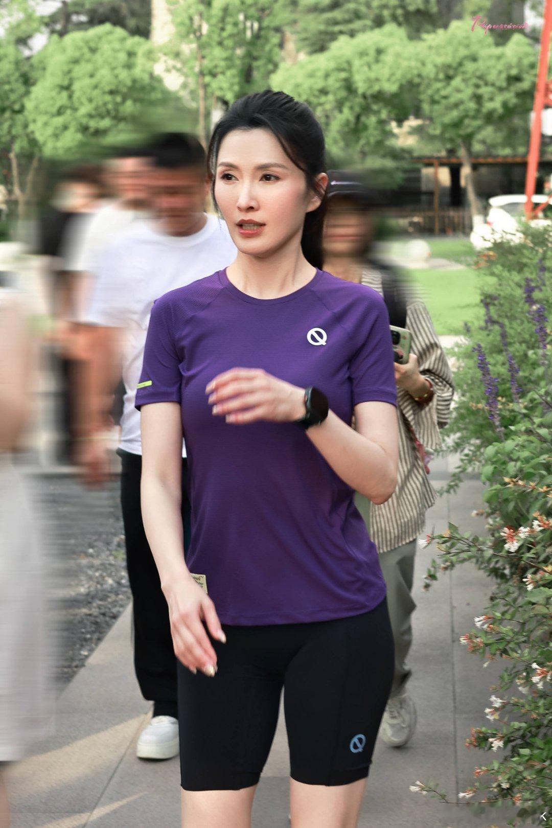 徐洁儿跳广场舞的年纪跳女团舞徐洁儿 看完舞台直接疯狂心动！力度卡点全都在线，状态
