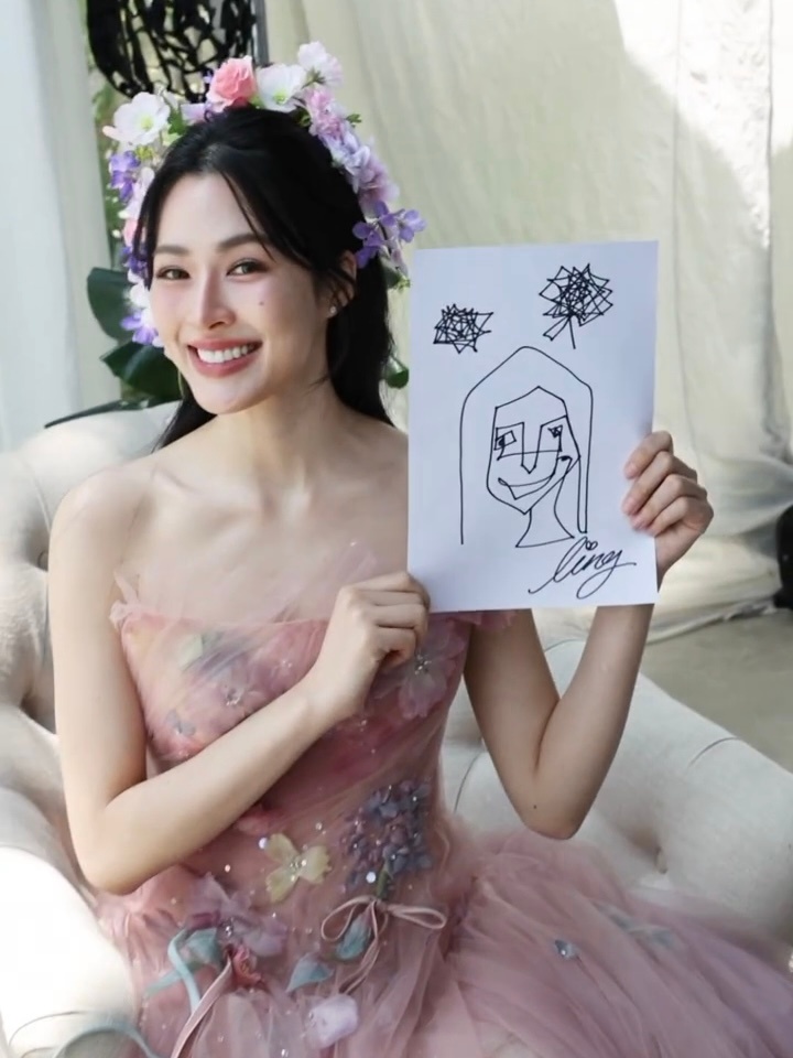 邝玲玲的自画像每次都好传神，抽象画这一块也是很有天赋，还有什么是她不擅长的蔻斯汀