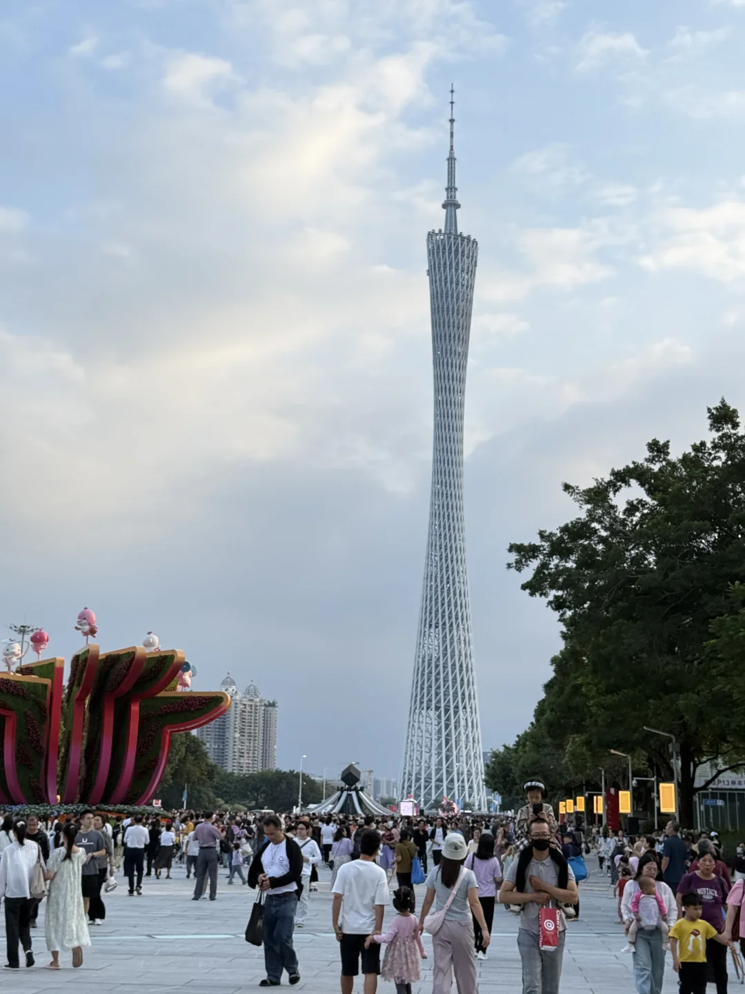 今天的广州花城广场像过年～
