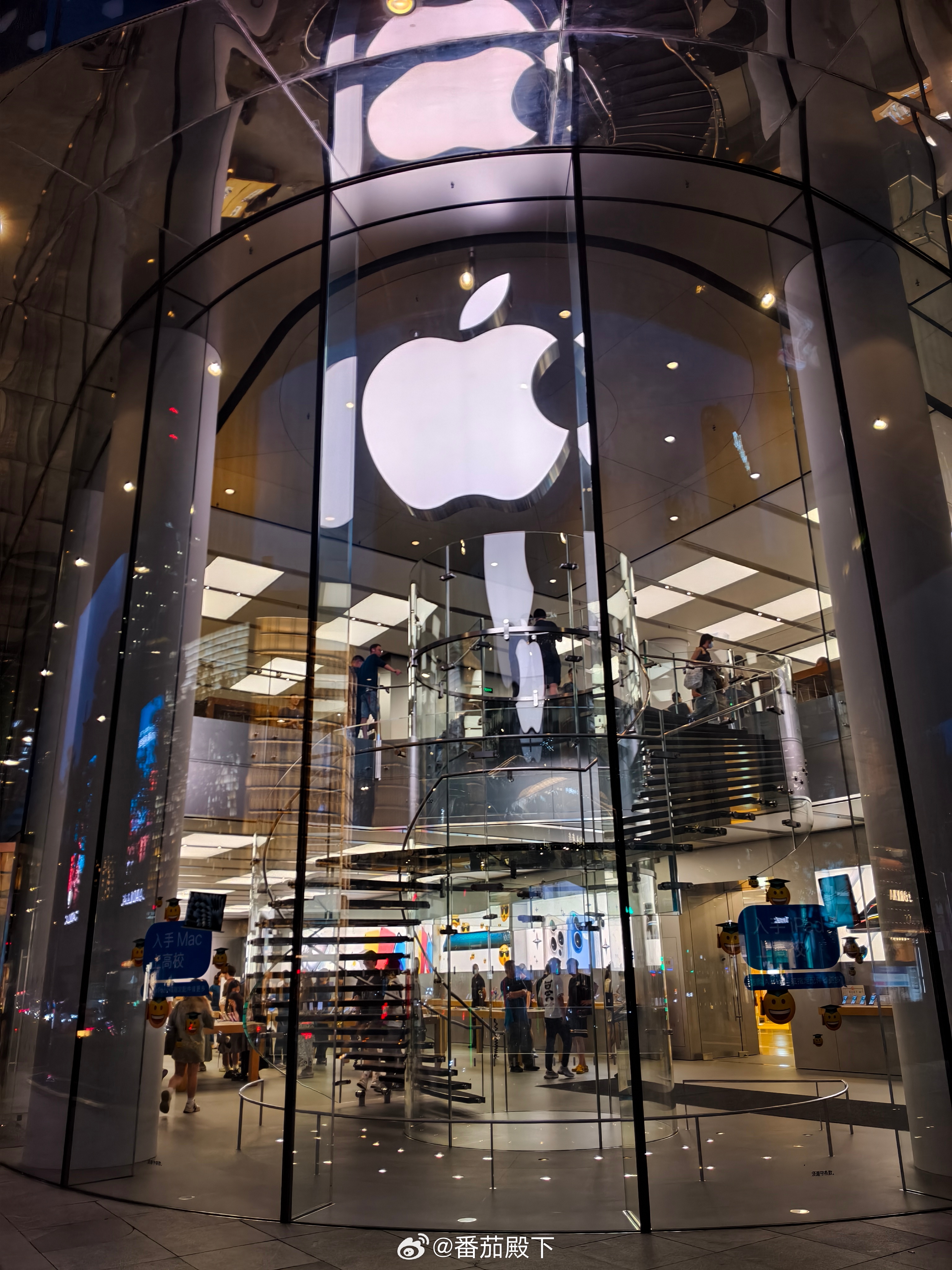 进店想问苹果店员iPhone 17系列什么时候进店，然后有点好笑，苹果店员拿着个