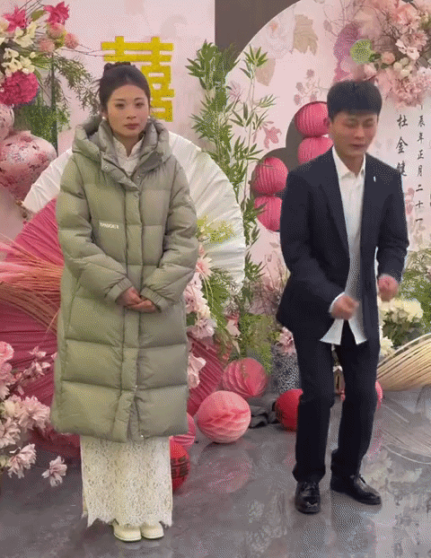 近日山东，一位男子和自己心爱的女孩订婚了，高兴的像孙悟空一样蹦了起来，隔着屏幕都
