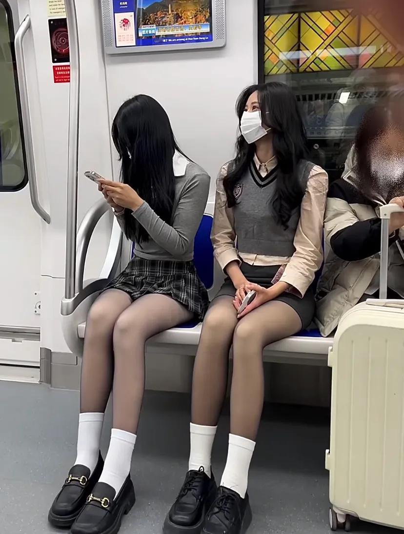 大城市就是不一样！地铁里的女孩像花一样美丽盛开！尽管冬日寒冷，女孩们却如此美丽动