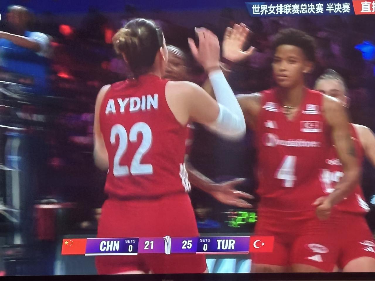 唉😔！中国女排输了第一局！

        在刚刚进行的世界女排联赛总决赛半