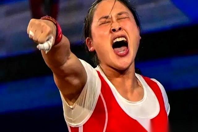 9月23日爱知·名古屋亚运会，身高1米40左右的朝鲜名将李盛金在女子举重49公斤