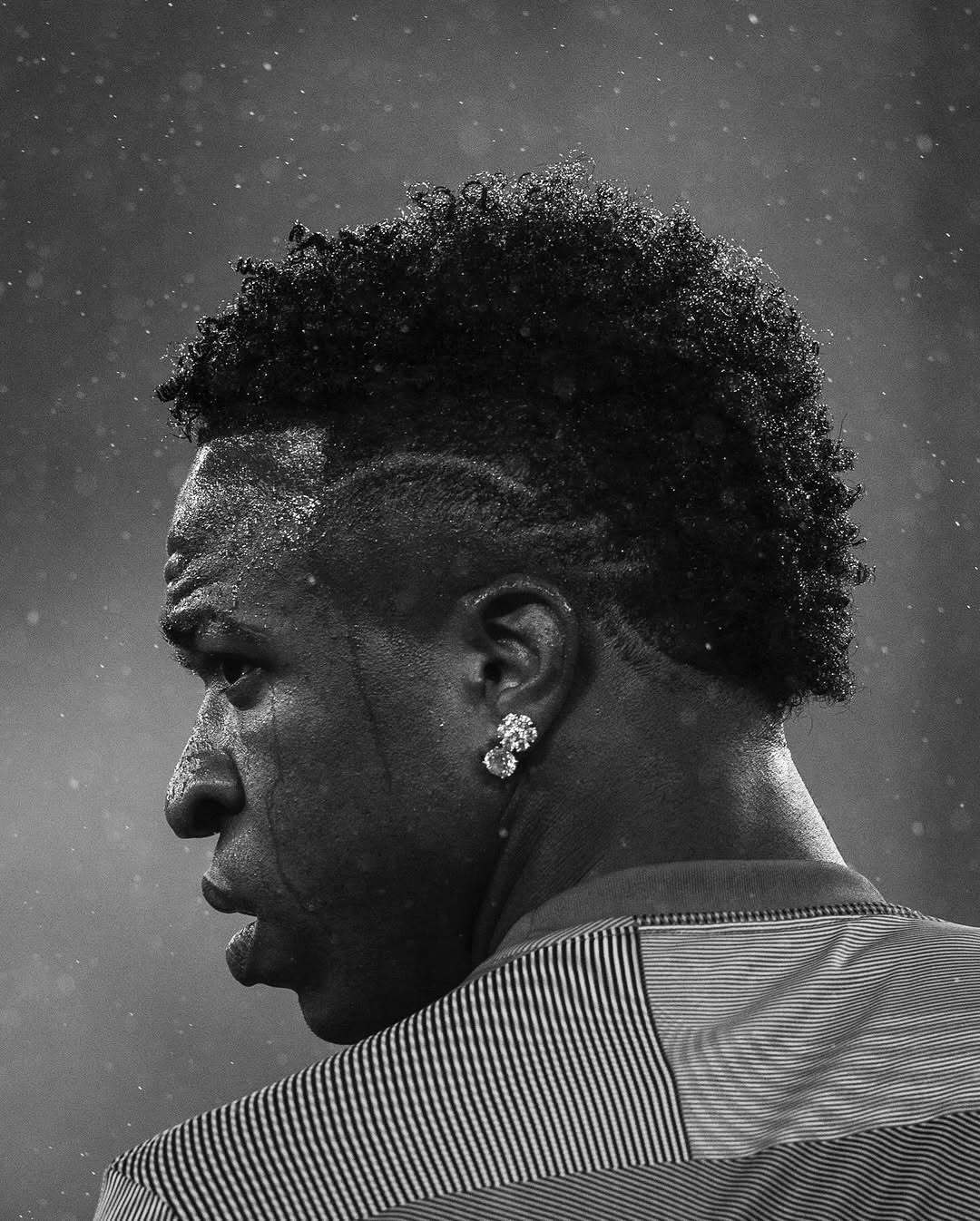 皇马欧冠联赛本菲卡vs皇马2-4不敌本菲卡被防反冲得溃不成军本菲卡门将惊天头球 