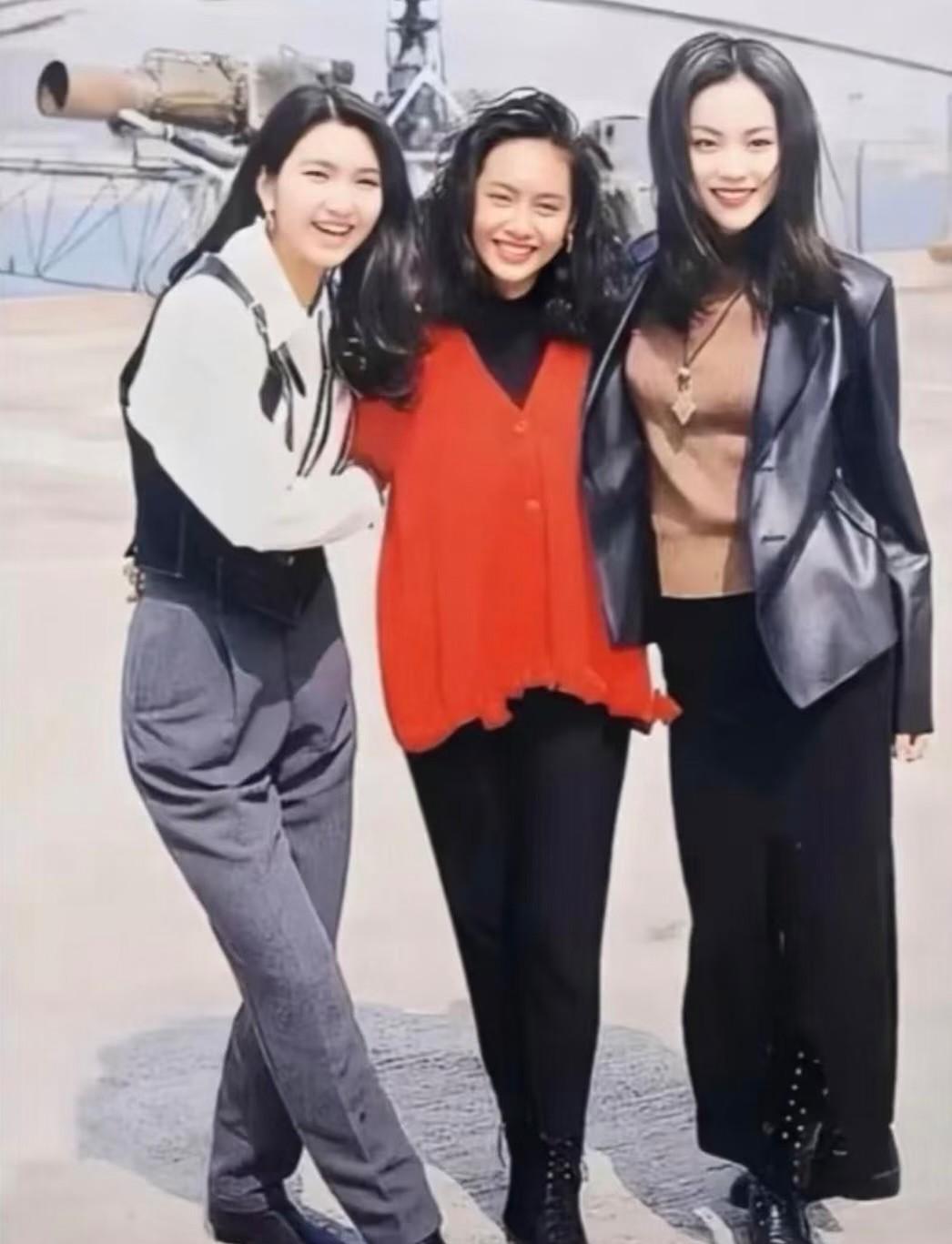 33年前，朱茵洪欣和王菲的一张合照，当时，王菲24岁，洪欣和朱茵都是22岁，看着