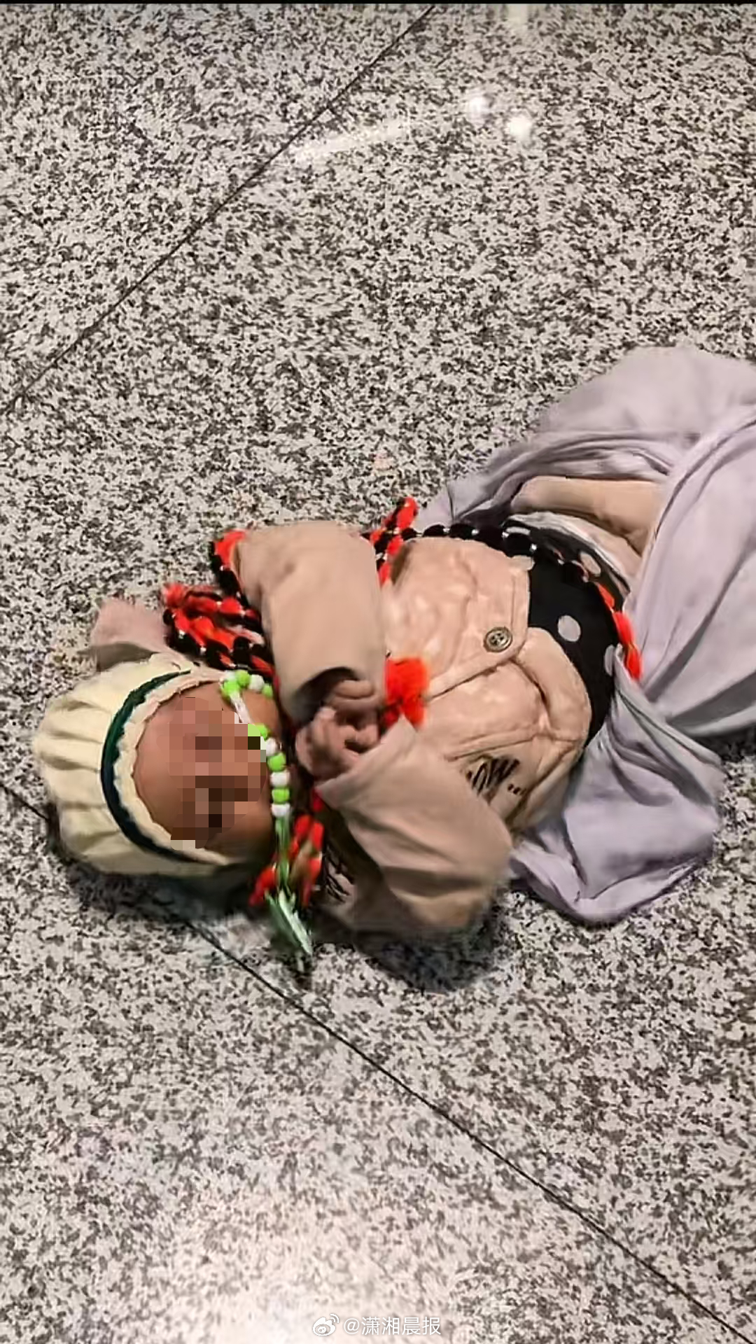 【#机场地上竟然躺着一名外国婴儿#】#多方回应机场地上惊现一名外国婴儿#4月8日