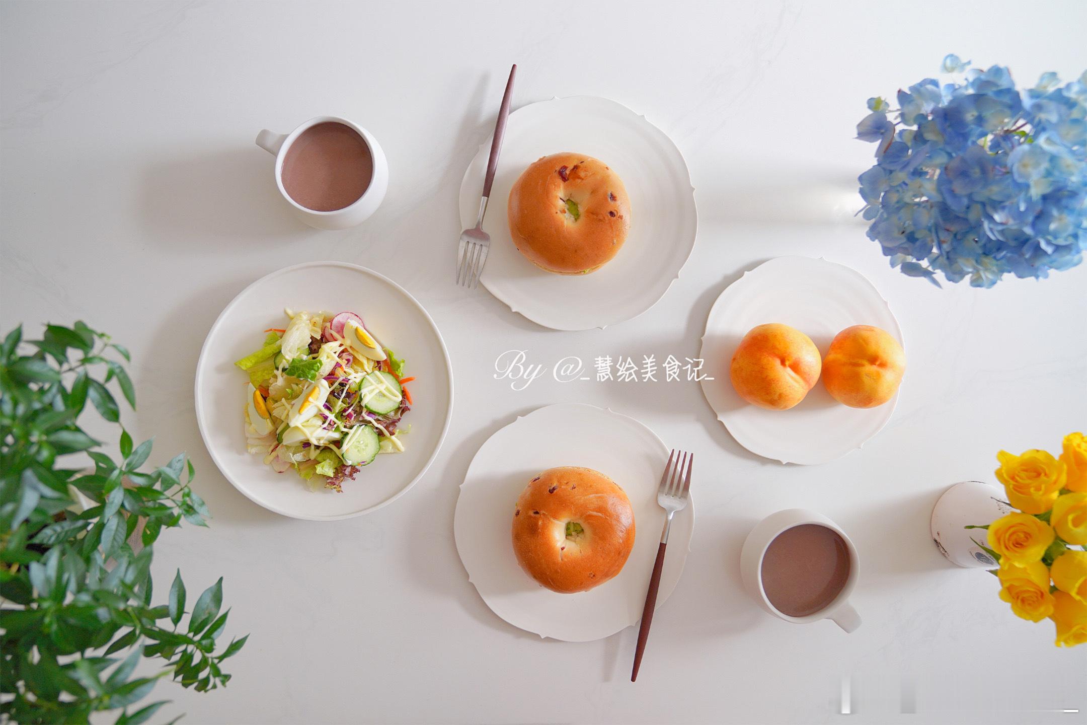 周二早餐~牛油果🥑鸡蛋贝果🥯三明治、陈皮红豆沙、蔬菜沙拉、黄桃~早、晚都清凉