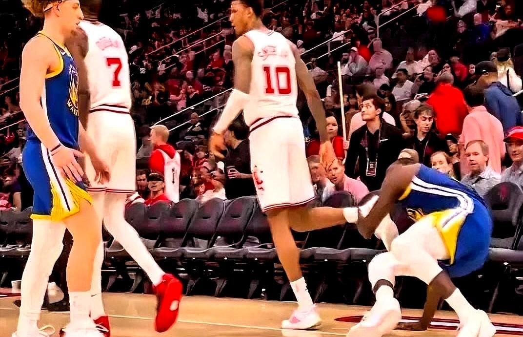 追梦格林又在大庭广众之下动手了。哨响灯停的死球环节，他竟然躺在木地板上，右手像铁