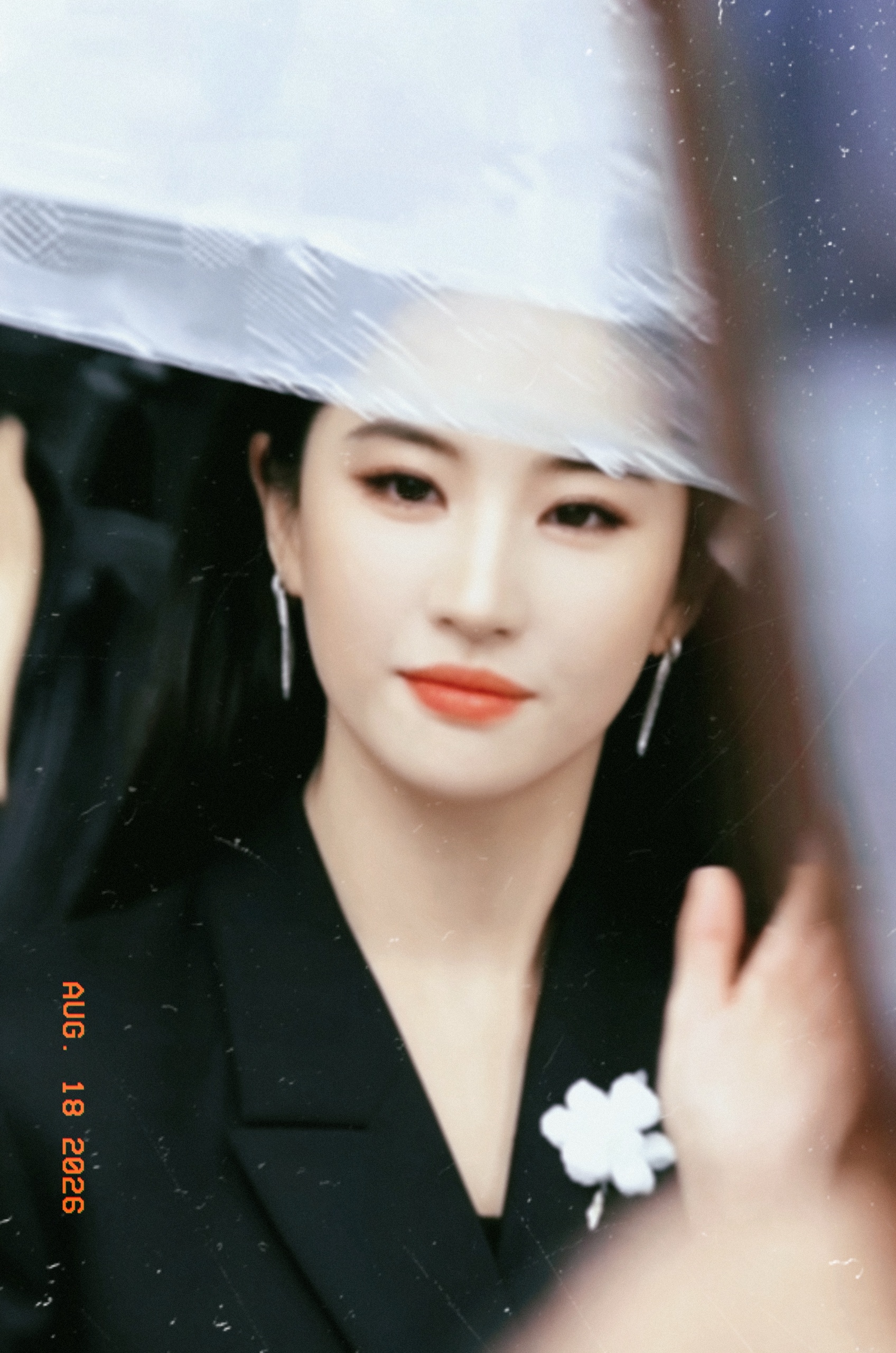 刘亦菲整个团队都穿黑色 𝗧𝗜𝗦𝗦𝗢𝗧 