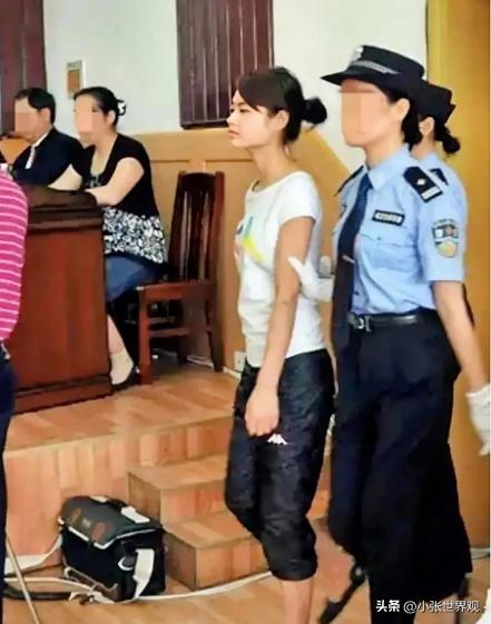 2009年，这是“烈女”邓玉娇法庭受审的照片，她面容清秀、高挑瘦弱，谁知她竟能反