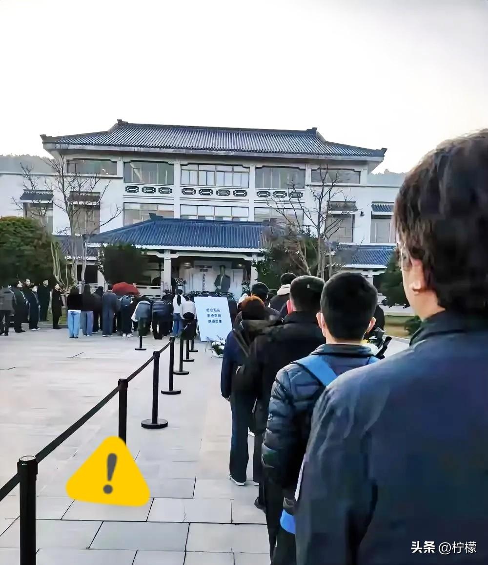 我哥今天在张雪峰追悼会现场，他说了一句大实话，现场去的人特别多，不意外的是年轻人