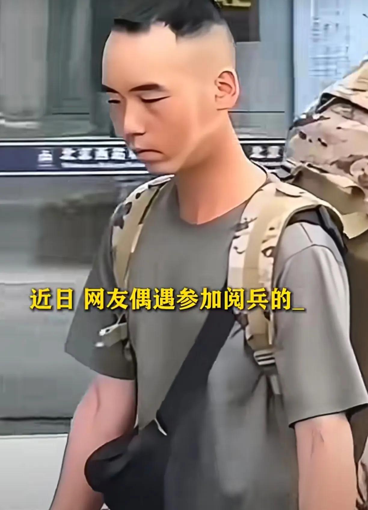 心痛！阅兵结束时看到了战士们的“晒斑”！每张脸上都盖了“军功章”，脸上的印记是你