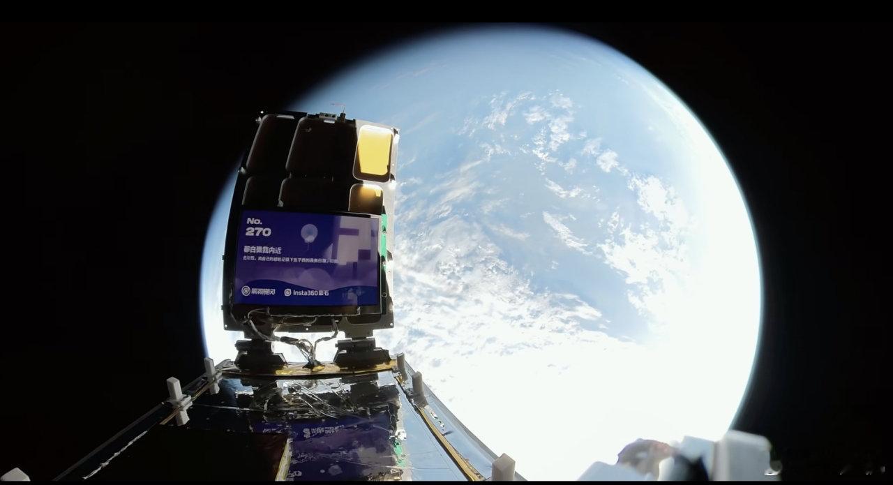 #科技公司把产品经理送上太空了#仔细看了一下，Vidda卫星上的屏幕和之前影视飓