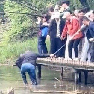 九寨沟一男子被挤下步道落入钙化池6月23日一名男子在九寨沟景区因人多拥挤被挤下无