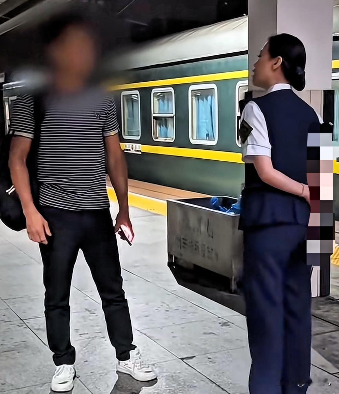 丢人现眼！湖南永州，女乘务员在列车上认“湖南老乡”，只因拍了男子肩膀一下，结果男