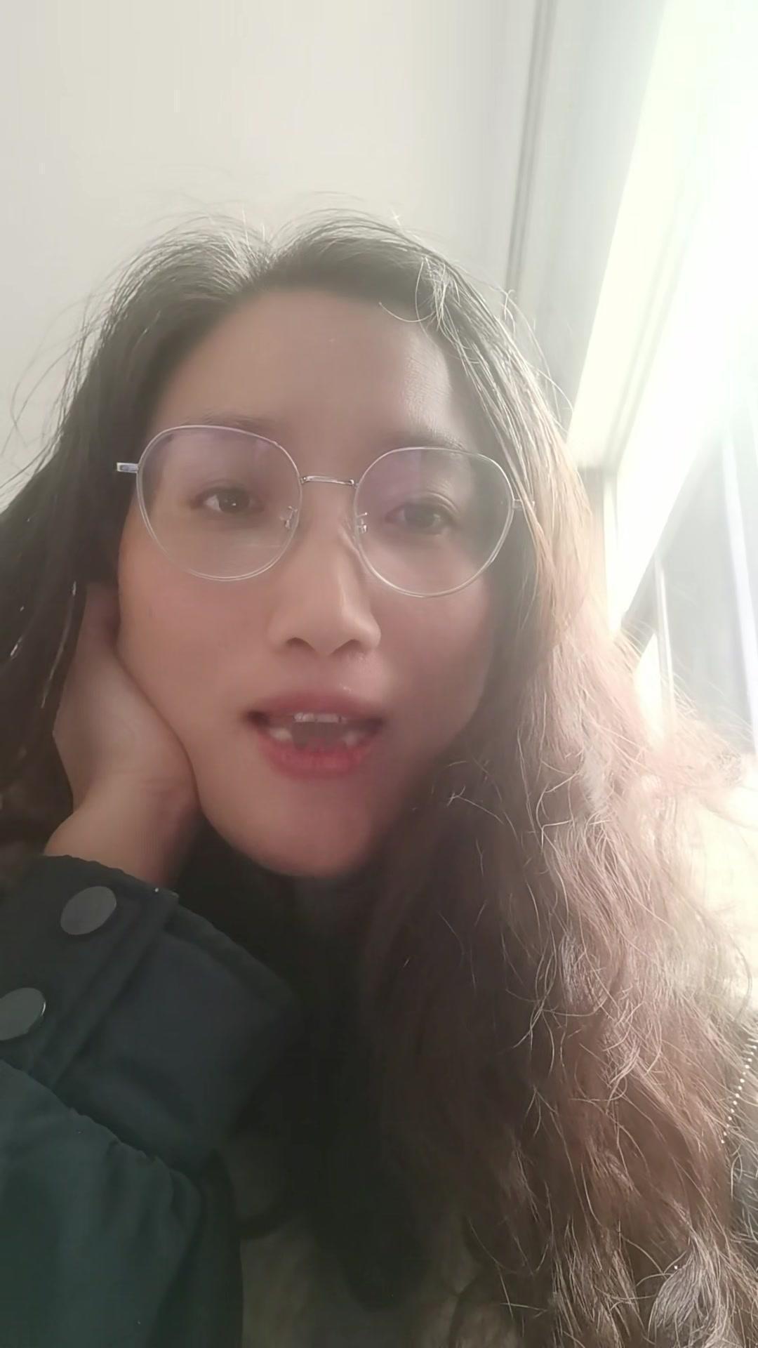 在农村长大的人都知道，鸡晚上上树睡觉再正常不过。隔壁邻居家的鸡每天天色一暗，就扑