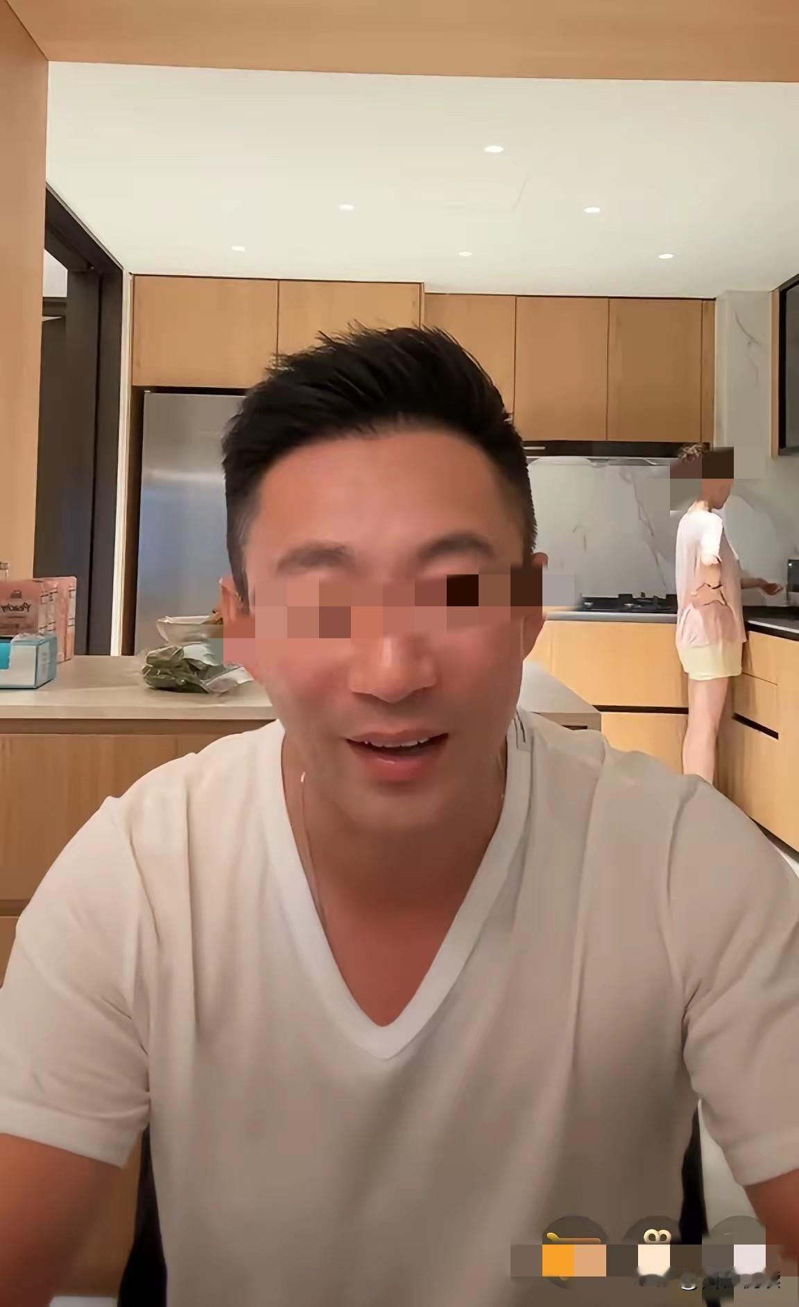 这娘俩又咋地了
安稳日子没过两天
这是又开始内讧的节奏么

汪公子直播大倒苦水