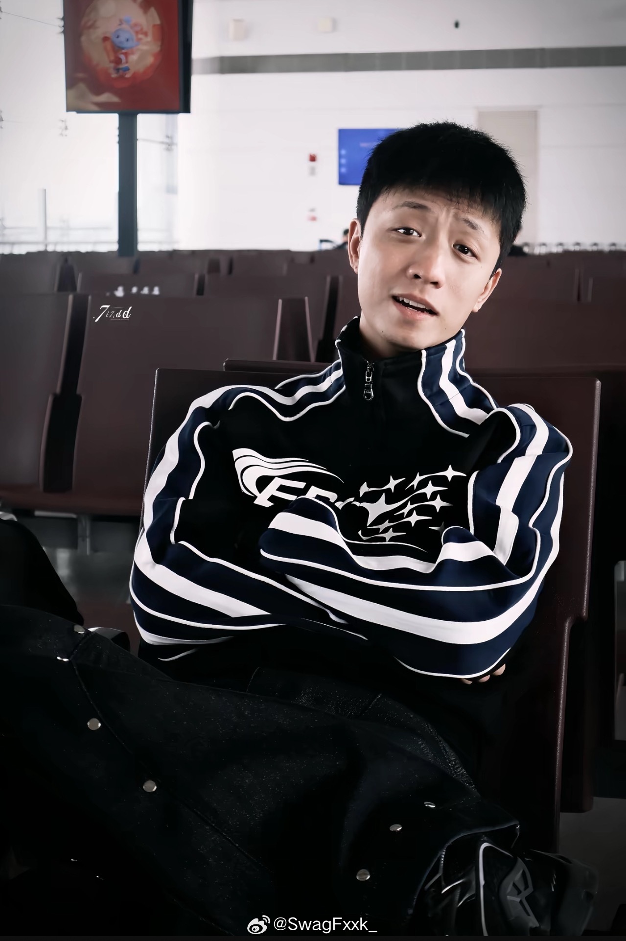 王齐铭新发型回归黑色！成男大了？王齐铭 cr：7i7idd_ 